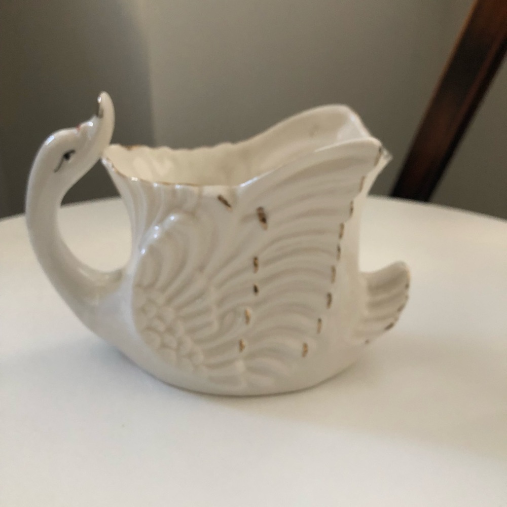 Vintage swan planter off white with painted detail.